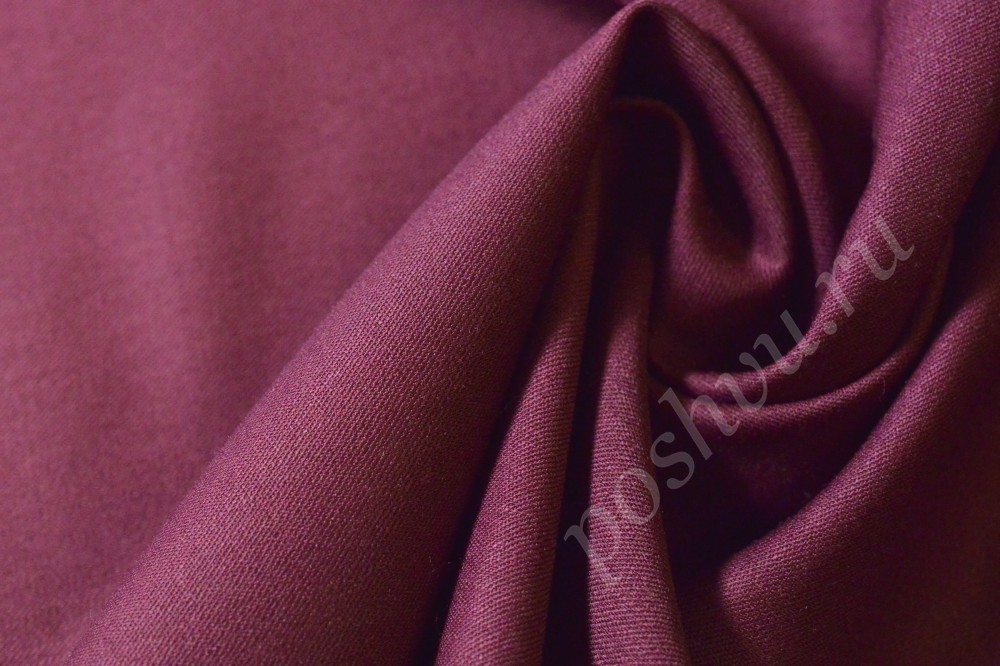 Костюмная ткань насыщенного пурпурного цвета