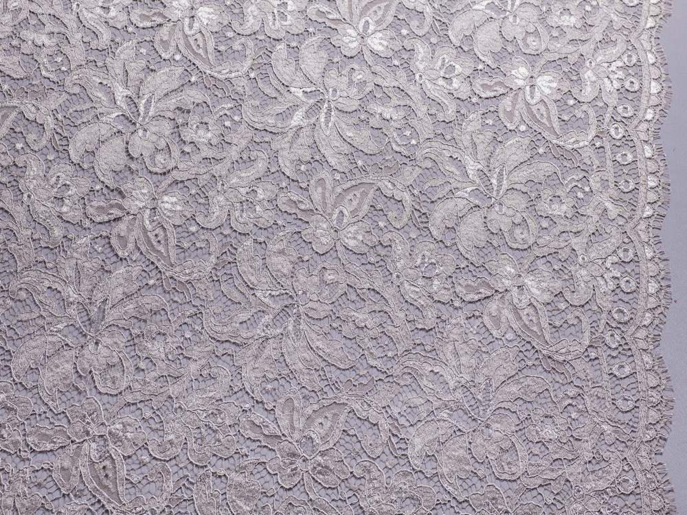 Ткань Кружево белого оттенка с флористическим узором