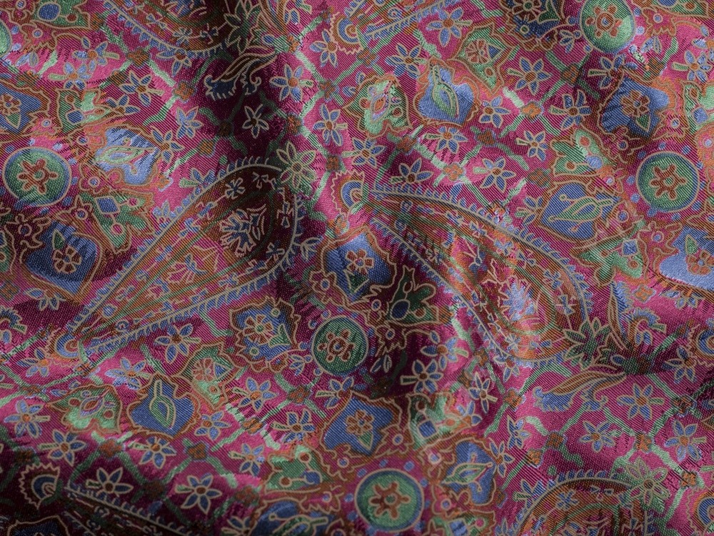 Ткань Шелк бордового оттенка в абстрактные цветы