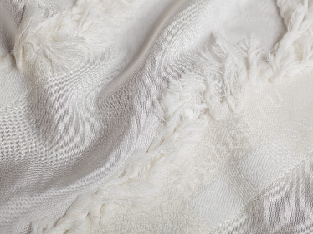 Ткань Шелк белоснежного цвета с полосами в виде бахромы