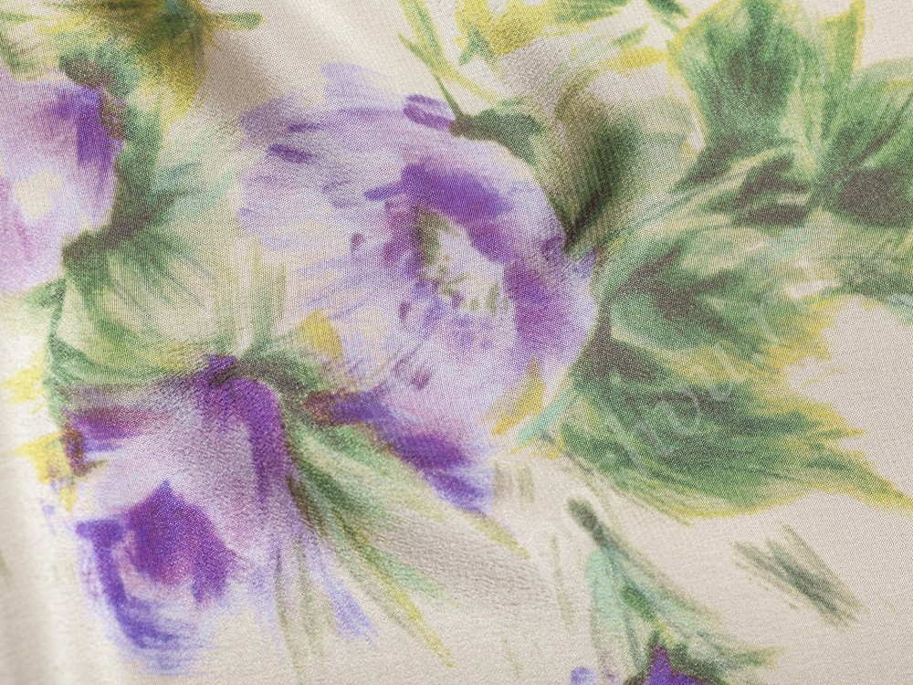 Ткань шелк молочного цвета в фиолетовых цветах
