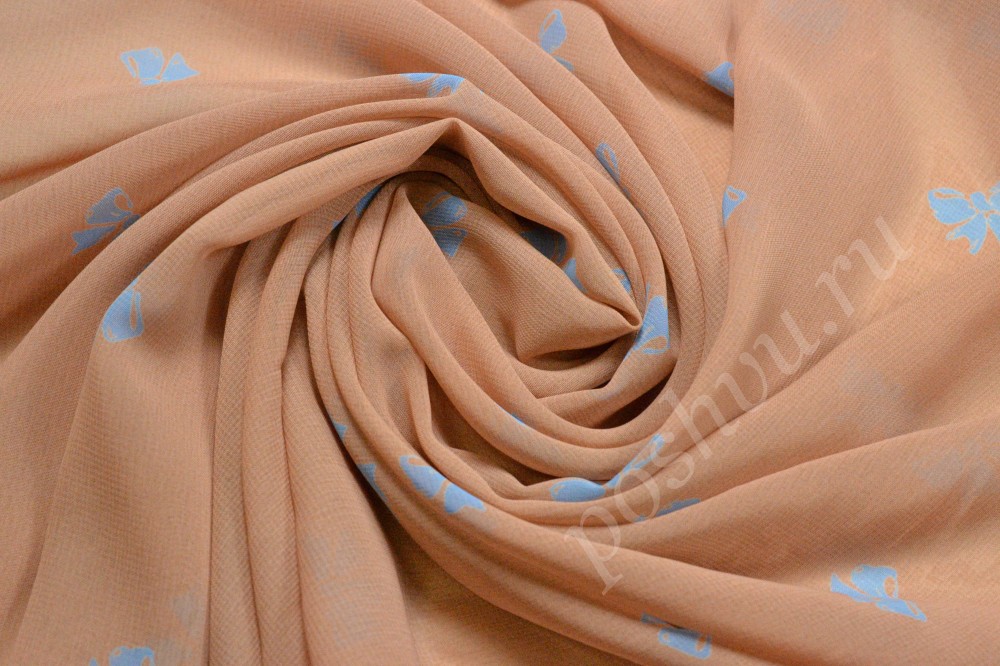 Шифоновая ткань персикового оттенка в синие бабочки