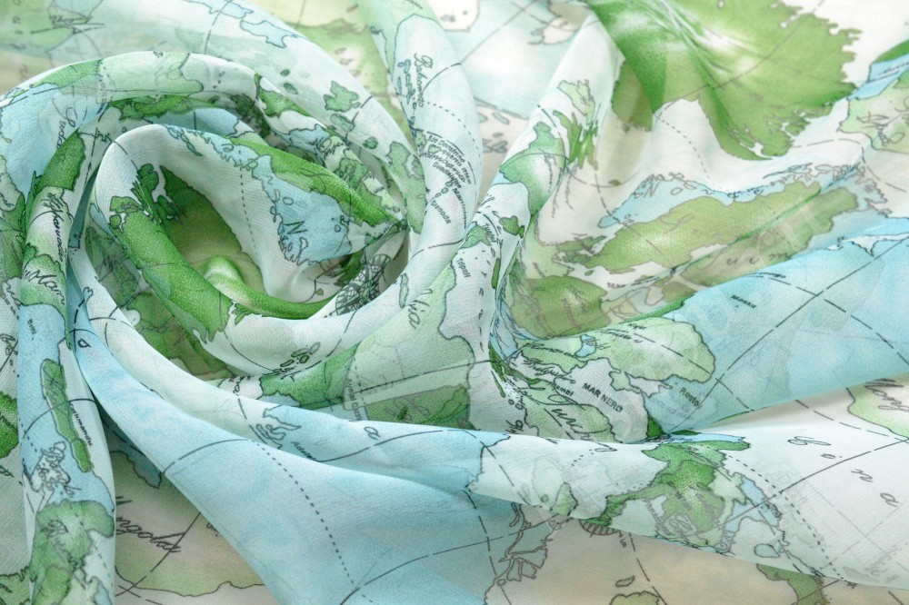 Ткань набивной шифон белого оттенка в сине-зеленый рисунок
