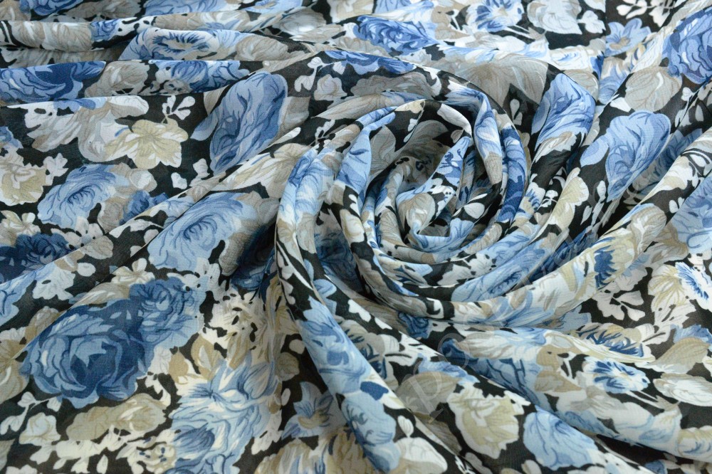 Ткань набивной шифон черного оттенка в синие и серые цветы