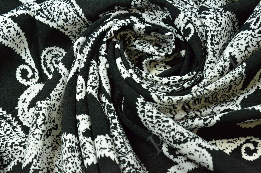 Ткань поливискоза черного оттенка в белый орнамент