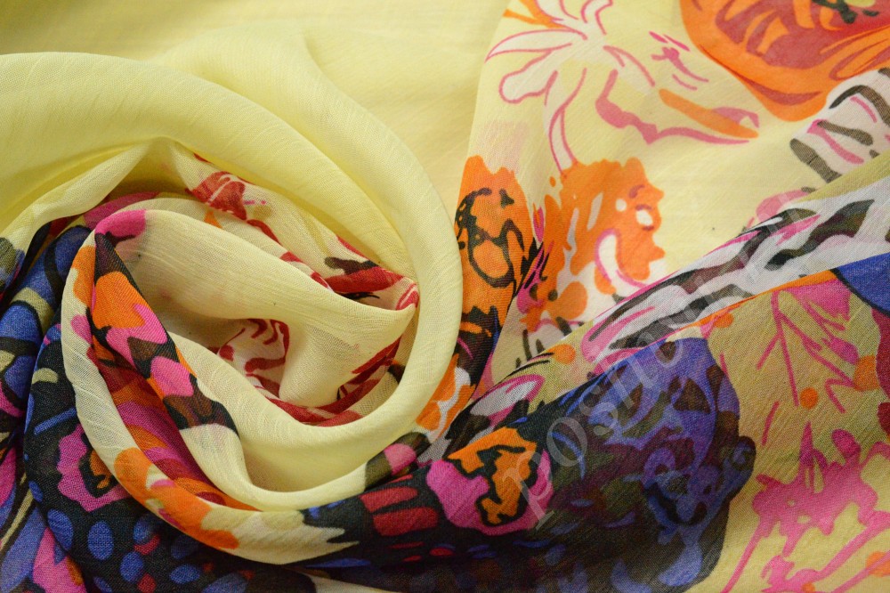 Ткань шифон бежевого оттенка  с цветочным рисунком