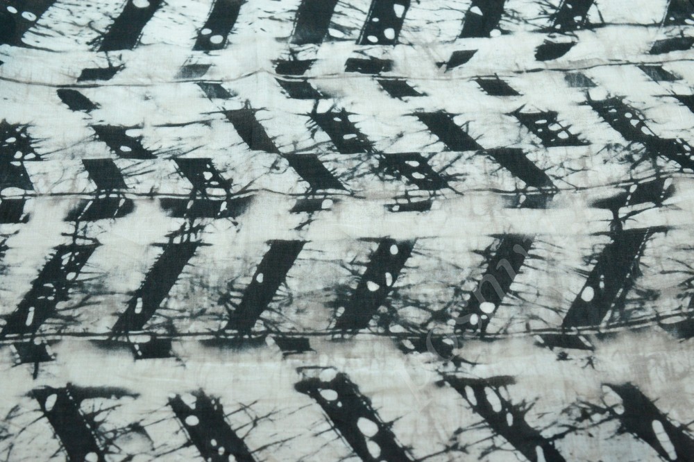 Ткань батист белого оттенка в абстрактный синий рисунок
