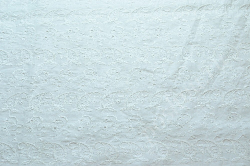 Ткань поплин бело-голубого оттенка с вышивкой