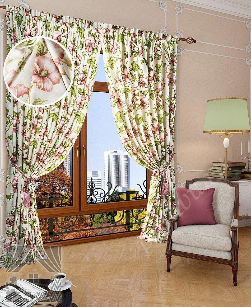 Светлый комплект штор с классическим цветочным принтом