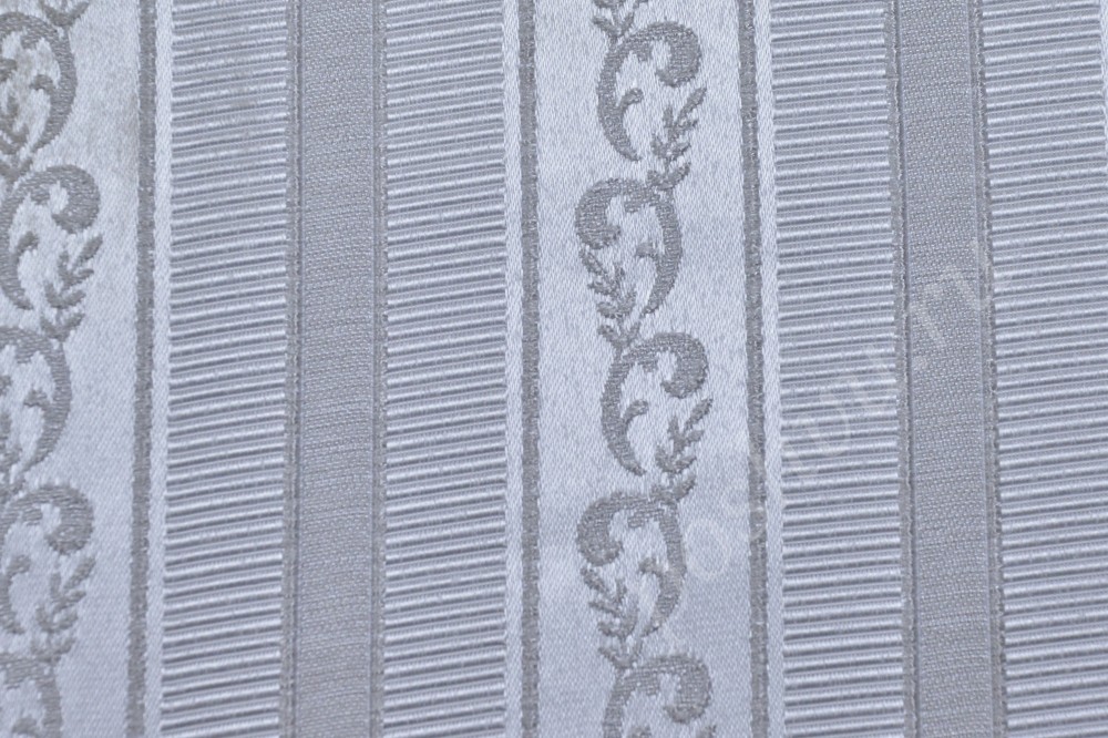 Ткань для мебели жаккард белого цвета с серебристыми полосами