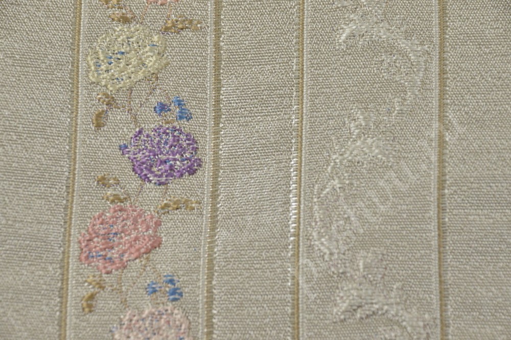 Ткань для мебели жаккард бежевого оттенка с цветочным орнаментом