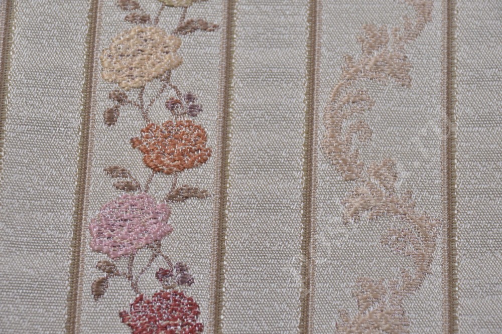 Ткань для мебели жаккард кремового оттенка с полосами и розами