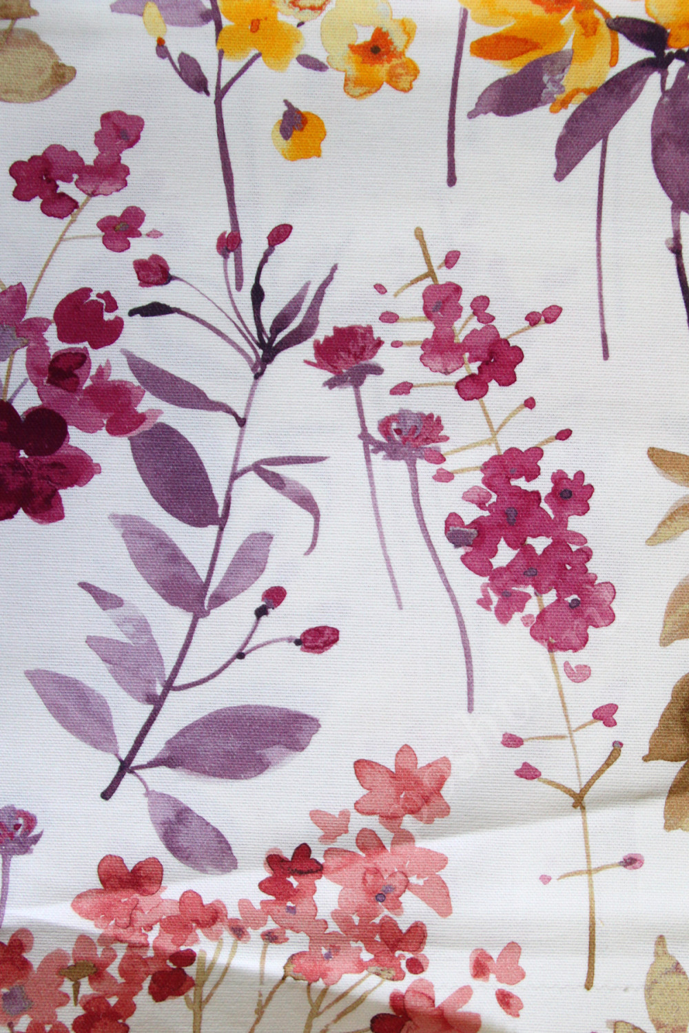 Портьерная ткань рогожка DIVINE мелкие пурпурно-лиловые цветы на белом фоне
