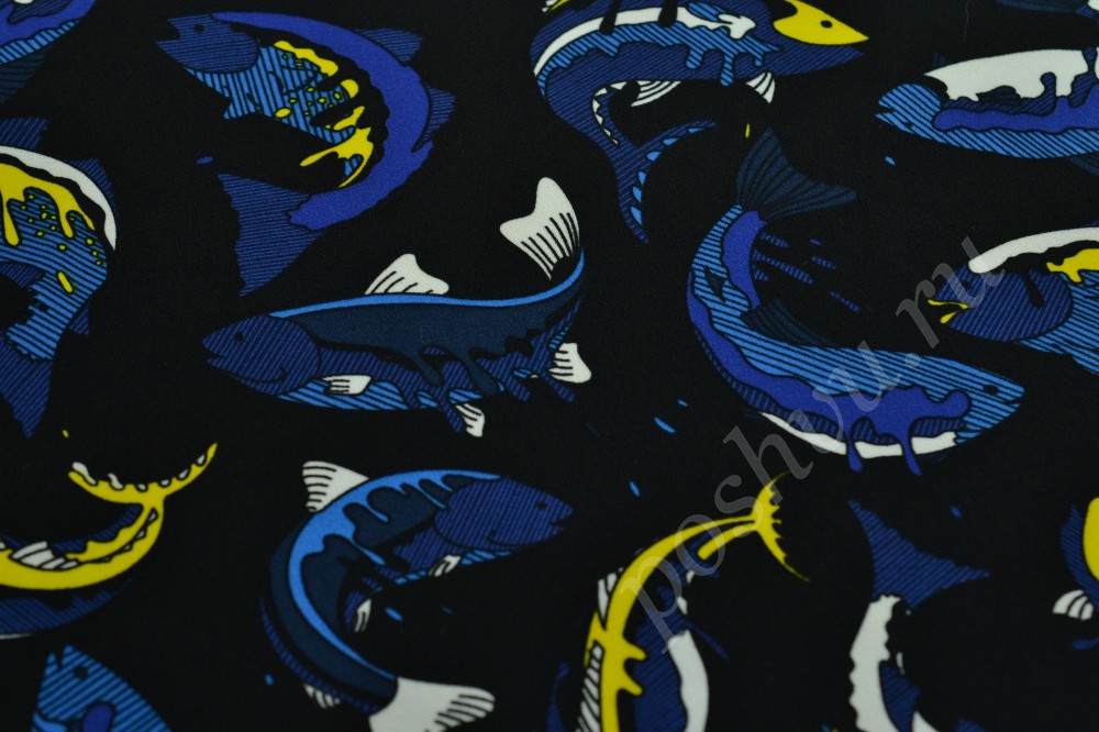 Ткань костюмная черного цвета в сине-желтых рыбках