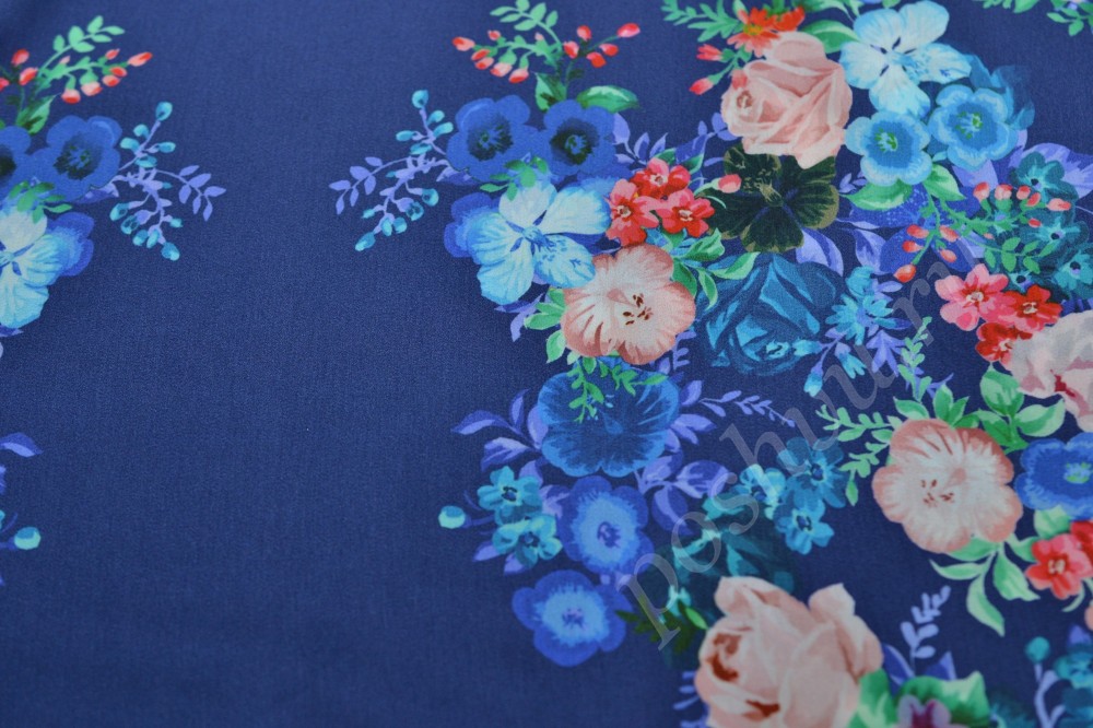 Ткань костюмная Синего цвета в цветочный принт