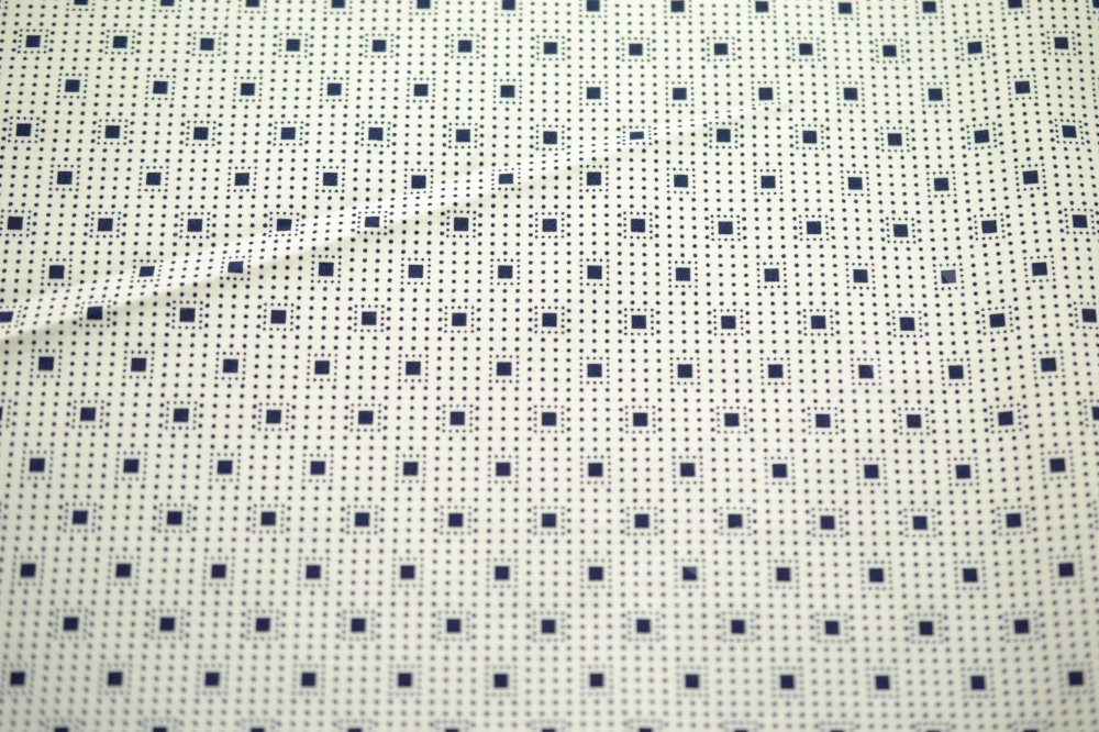Ткань костюмная белого цвета в мелкий темно-синий узор