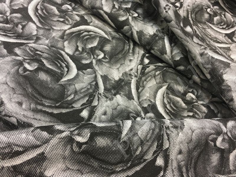 Льняная плательная ткань с черными розами