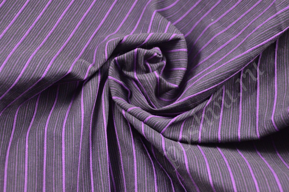 Костюмная ткань черного цвета в тонкую фиолетовую полоску с эластаном