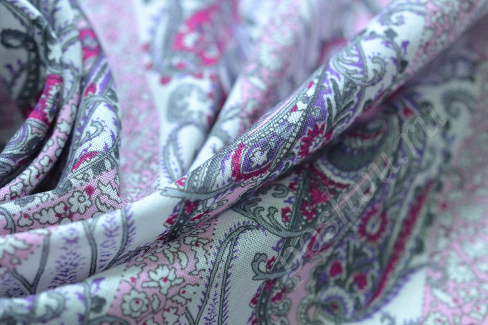 Сорочечная ткань белого цвета в узор в огуречный узор серо-розового оттенка