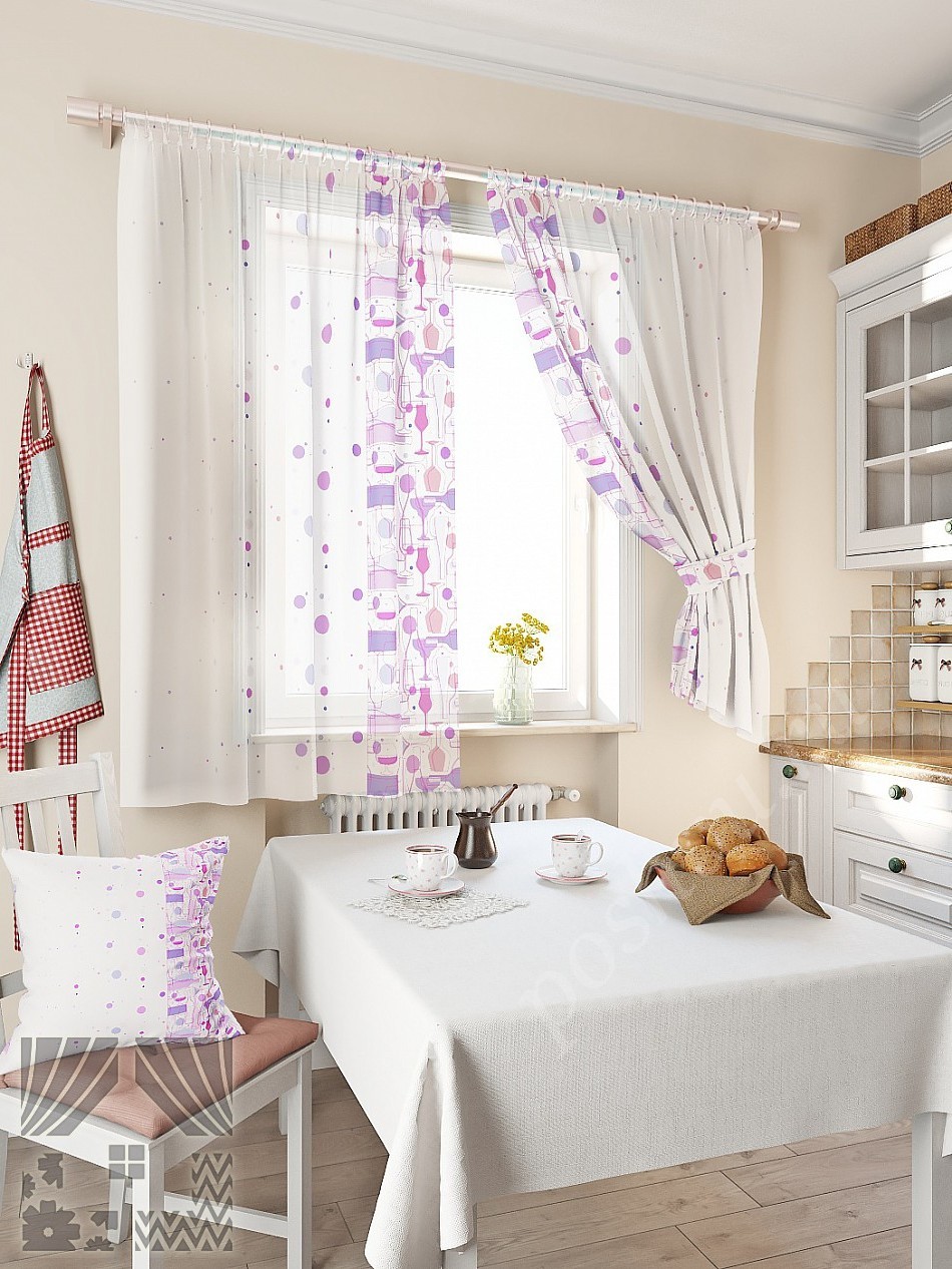 Комплект штор белого цвета для кухни с интересным принтом в фиолетовых тонах