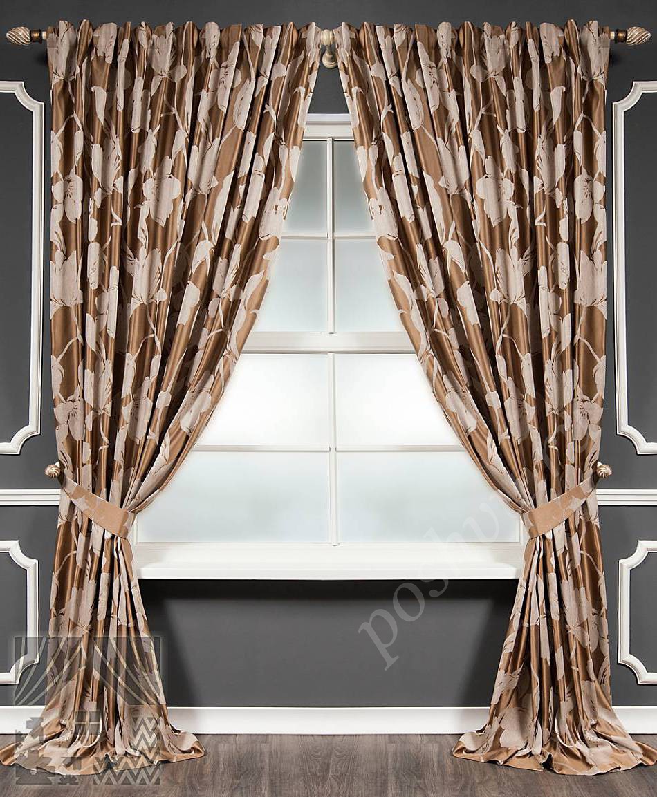 Красивый комплект штор светло-коричневого цвета с крупным флористическим узором для гостиной