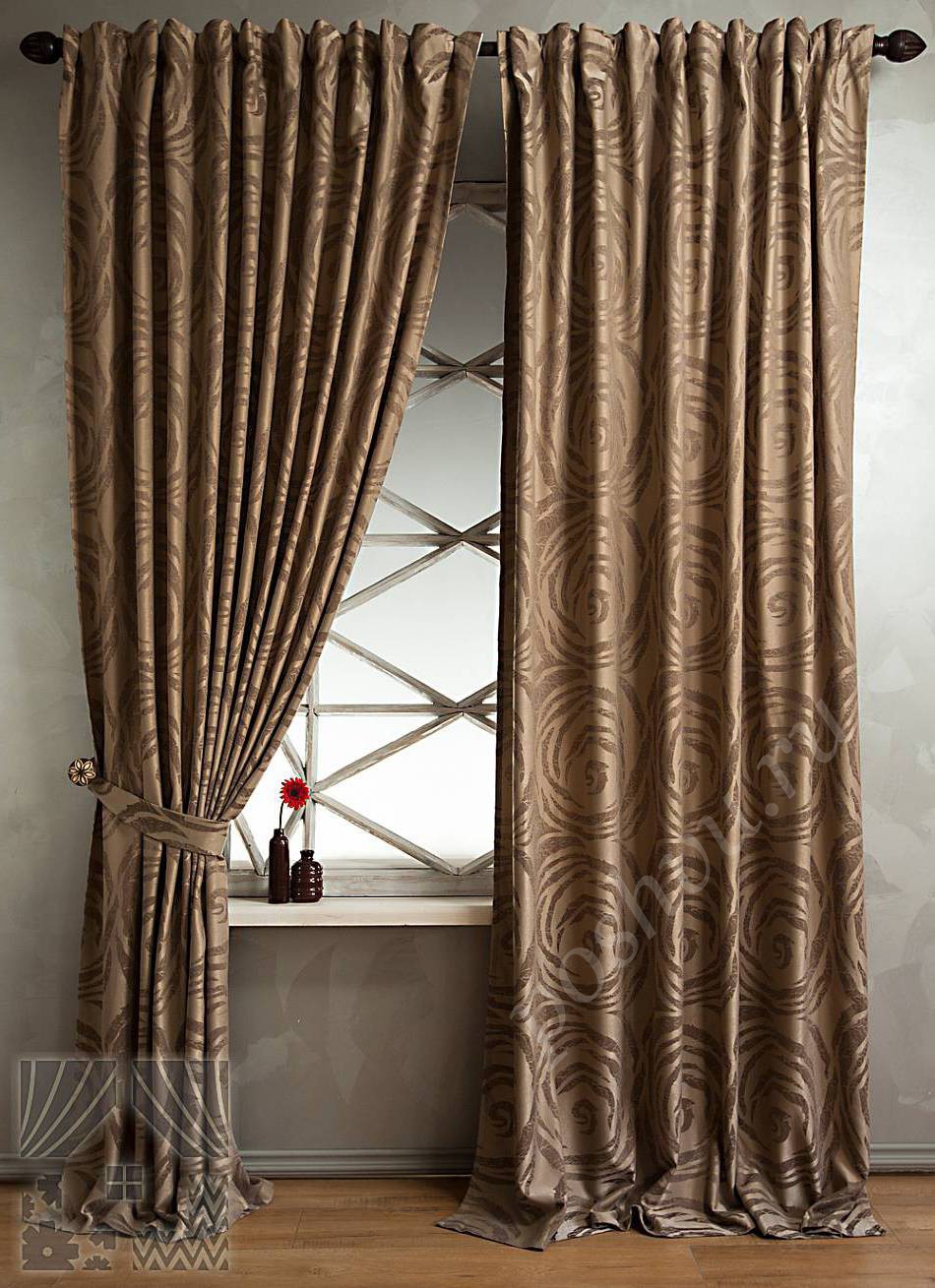 Красивый комплект готовых штор в коричневых тонах с фантазийным узором для гостиной