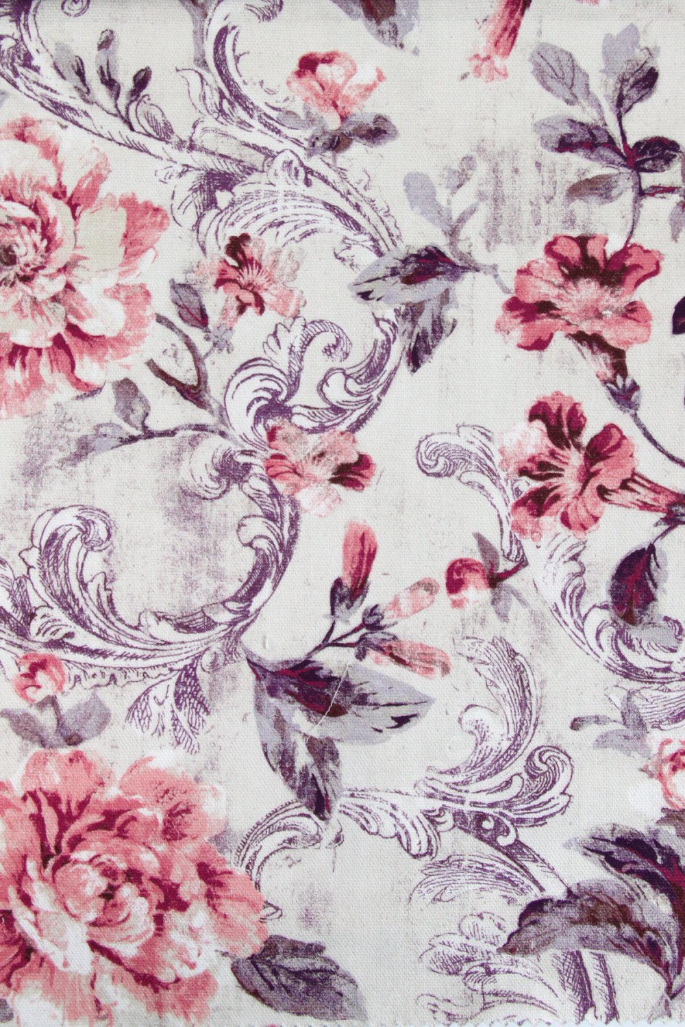 Портьерная ткань рогожка REGENCY крупные темно-розовые цветы с вензелями на серо-фиолетовом фоне