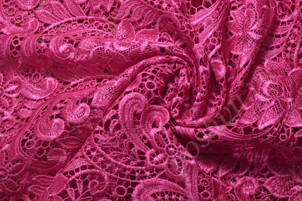 Яркая гипюровая ткань малинового цвета с цветочным узором