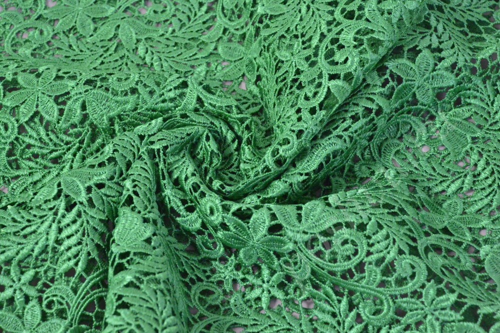 Лёгкая гипюровая ткань насыщенного зелёного цвета