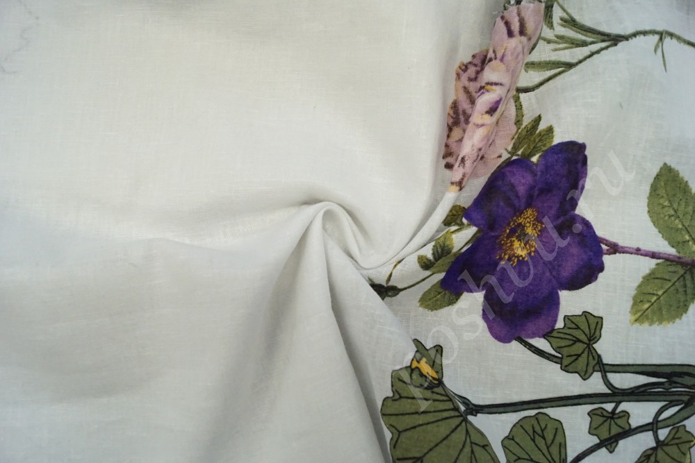 Ткань блузочная белого оттенка в садовые цветы