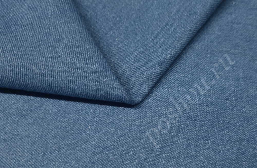 Ткань джинса однотонная, голубого цвета