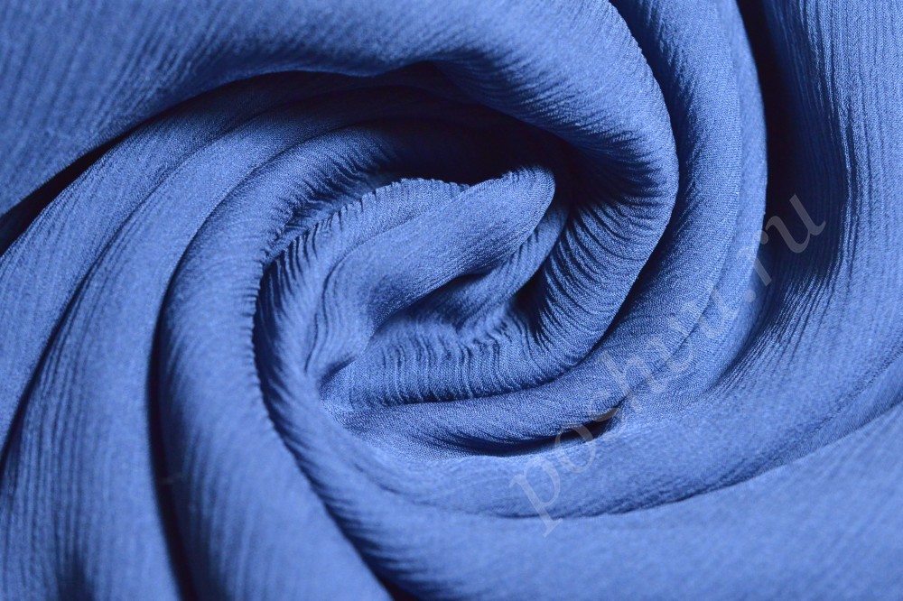 Шифоновая ткань синего цвета с жатой фактурой