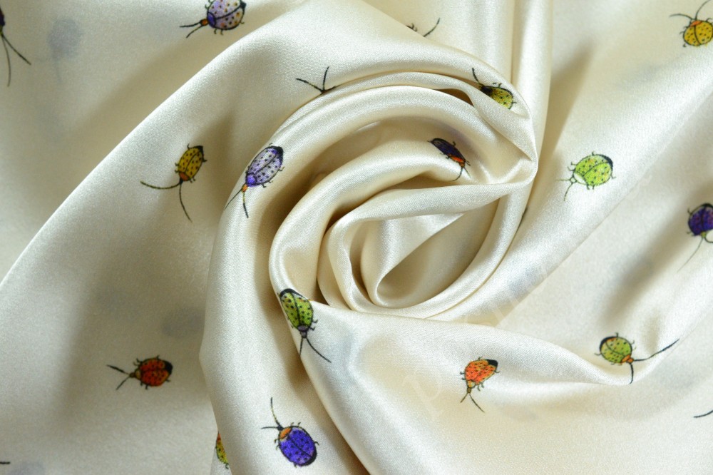 Ткань шелк-дюшес жемчужного оттенка с яркими жучками