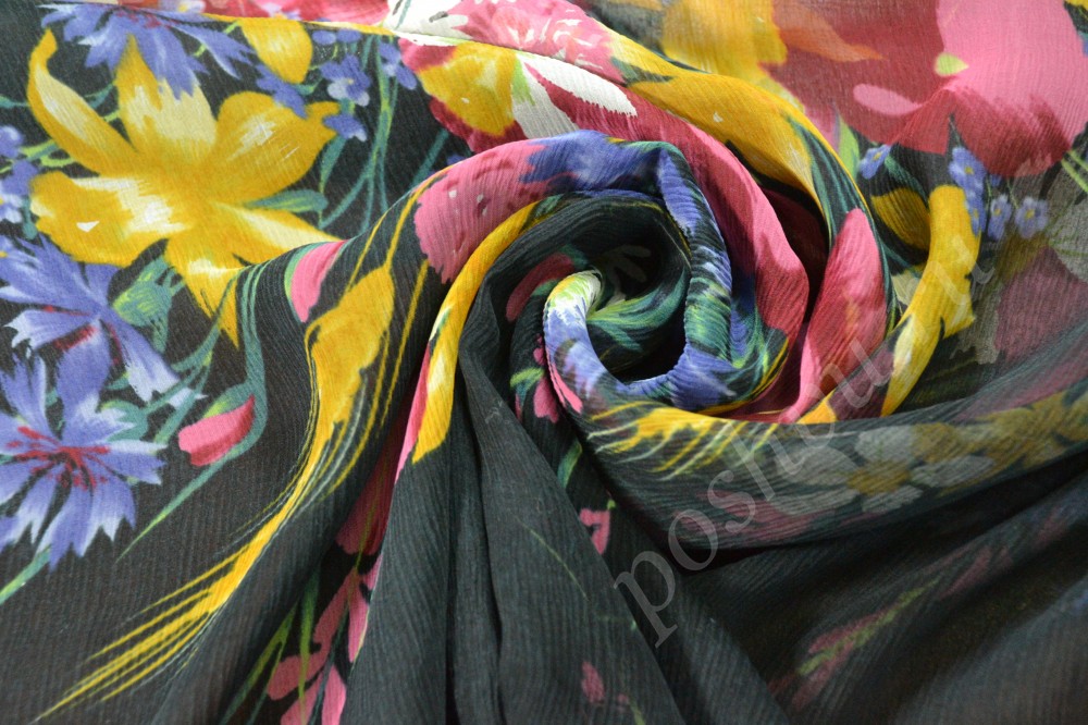 Ткань шелк темно-снрого оттенка в яркие цветы
