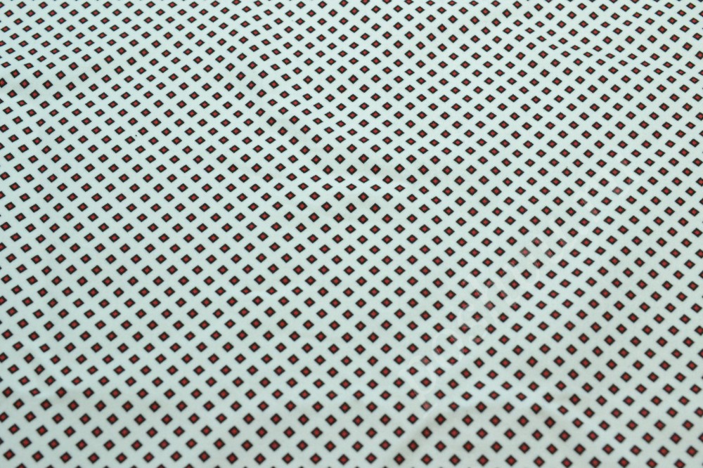 Сатиновая ткань белого цвета в мелкие квадраты