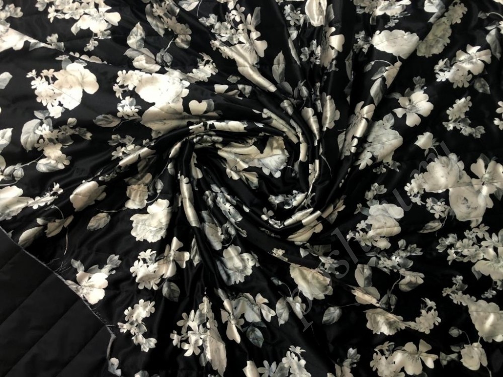 Курточная стеганая ткань черного цвета с цветами