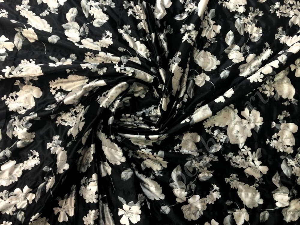 Курточная стеганая ткань черного цвета с цветами