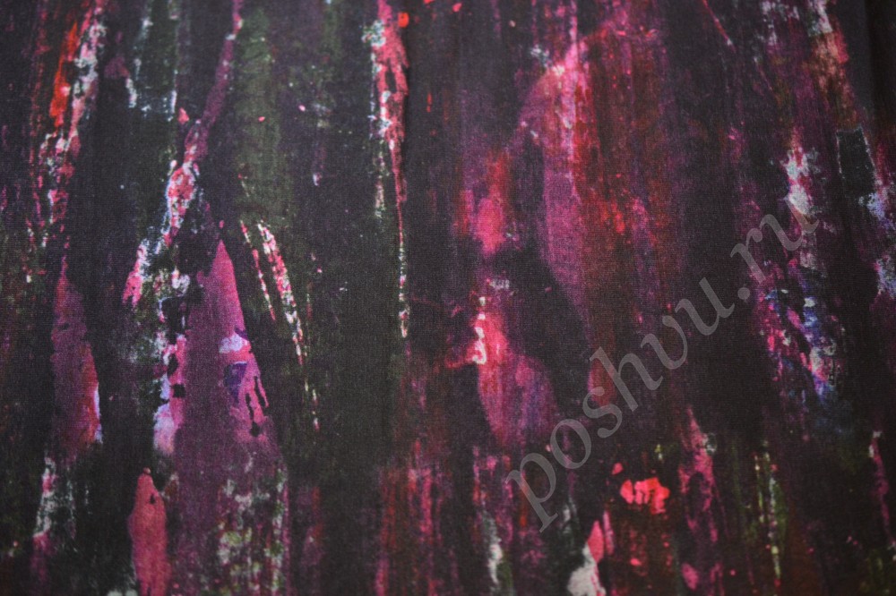 Ткань трикотаж в абстрактный узор черного и пурпурного оттенков