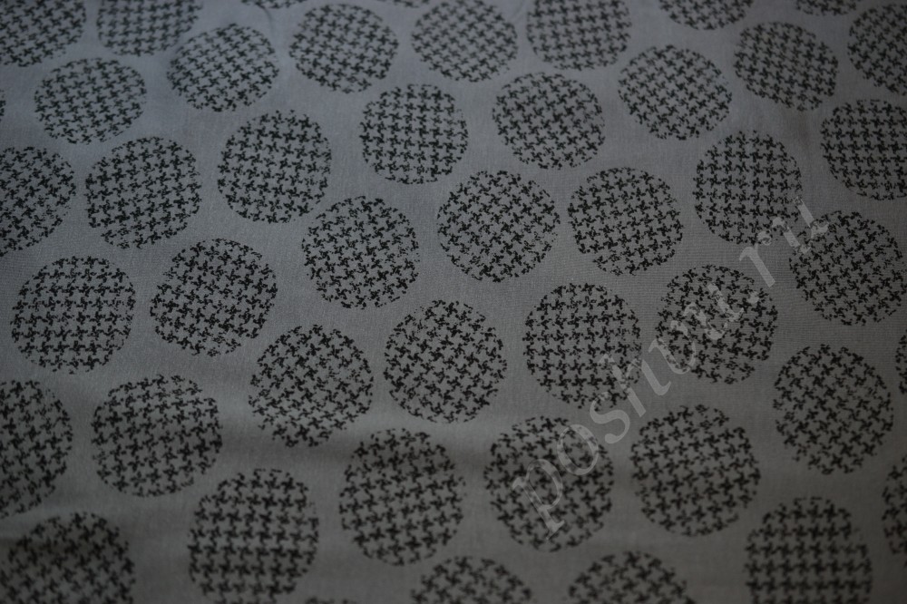 Ткань трикотаж серого цвета в крупных кругах