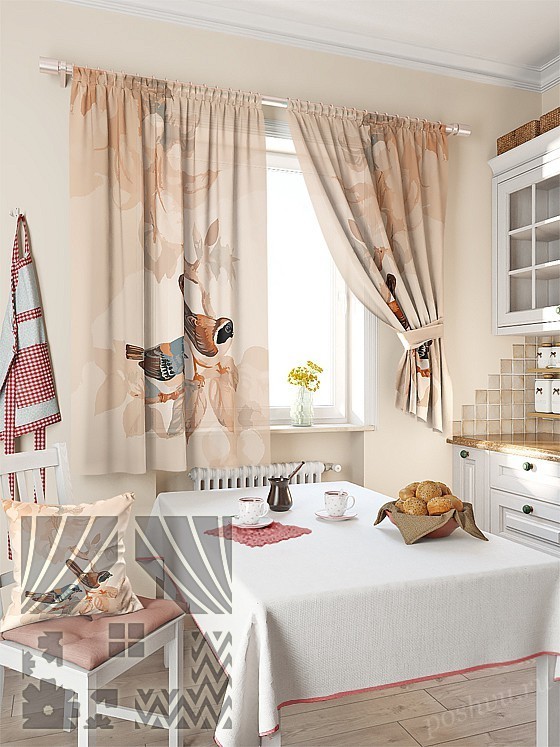 Уютный комплект штор для кухни с изображением птиц и цветов