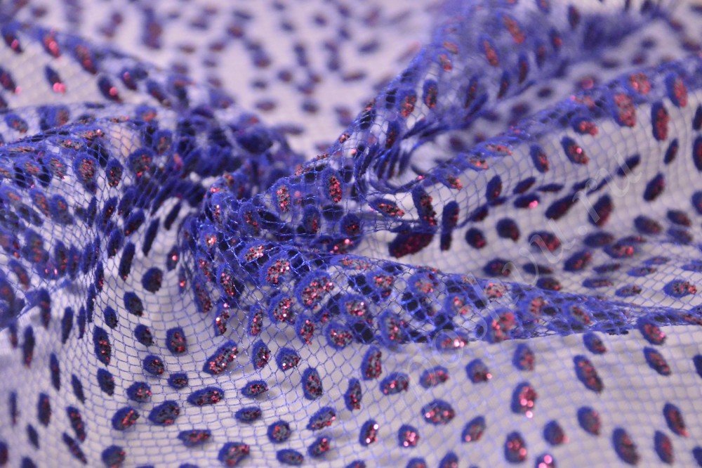 Нарядная гипюровая ткань фиолетового цвета с блёстками бордового оттенка