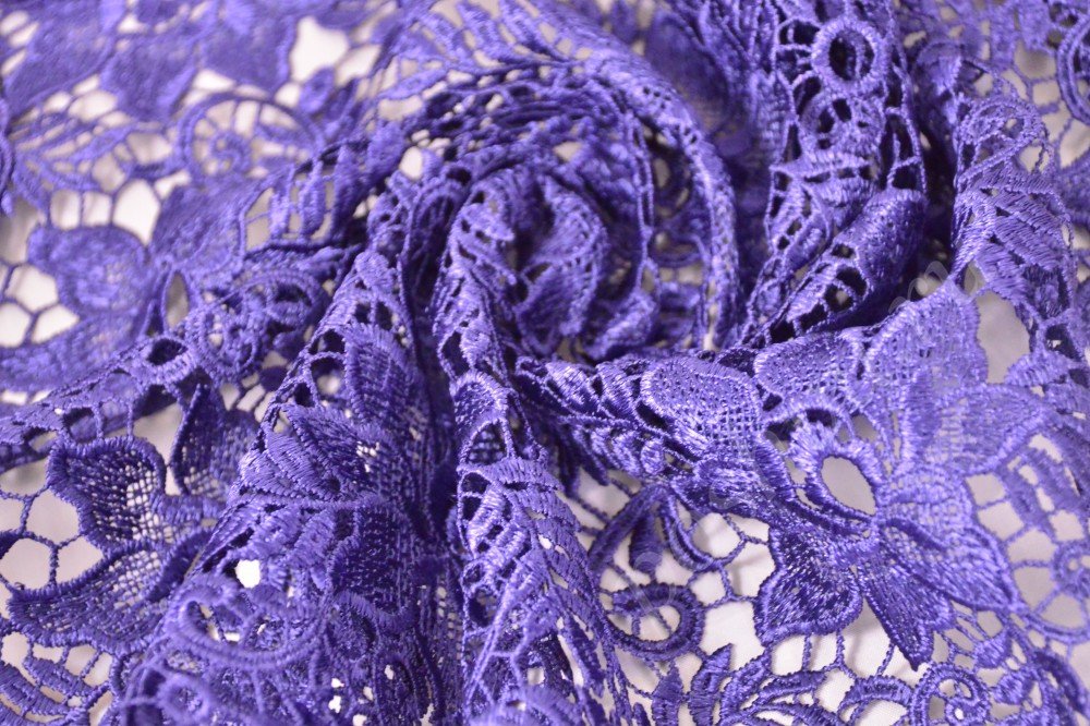 Роскошная гипюровая ткань насыщенного фиолетовго цвета