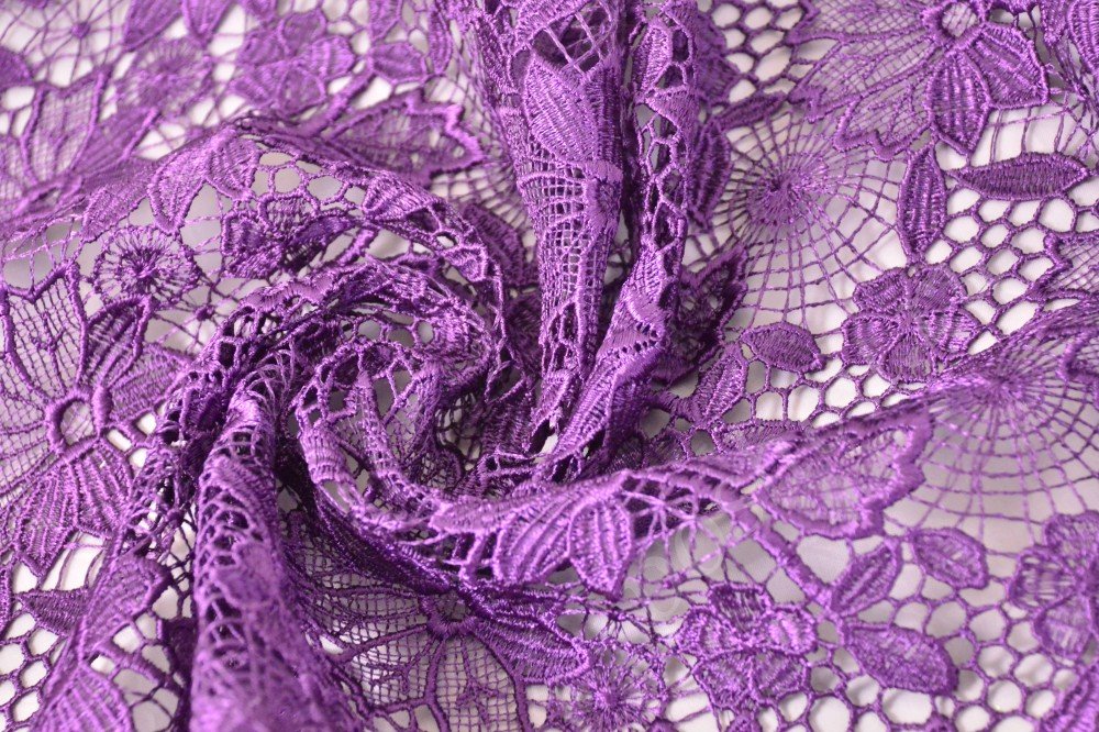Воздушная гипюровая ткань пурпурного цвета