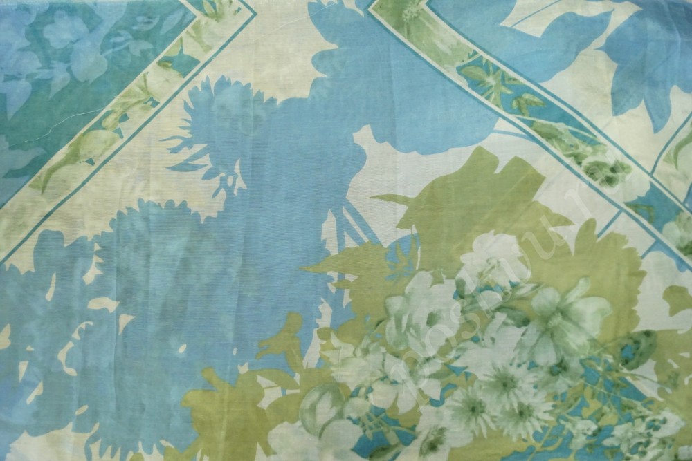 Ткань батист белого и голубого цвета с цветочным и геометрическим принтом