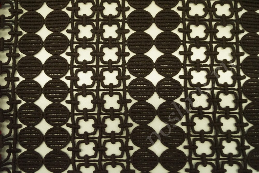 Кружевная ткань коричневого цвета с геометрическим узором