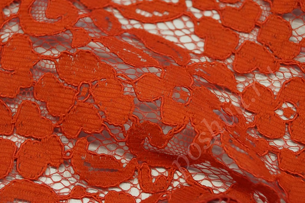Гипюровая ткань красного цвета с цветочным узором