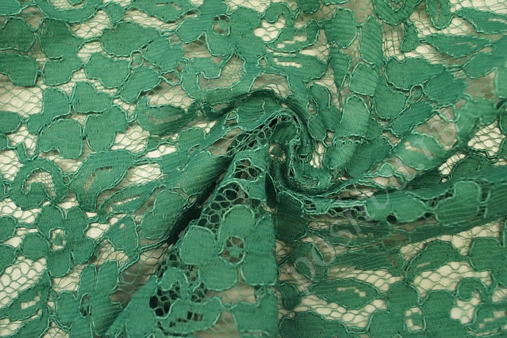 Гипюровая ткань зелёного цвета с цветочным узором