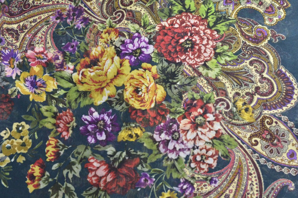 Шифоновая ткань оттенка индиго с ярким цветочным узором