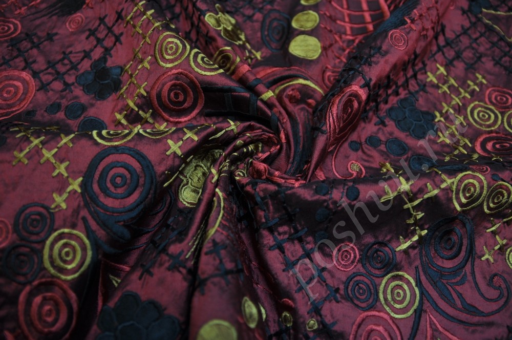 Дикий шелк Armani с вышивкой бордового цвета