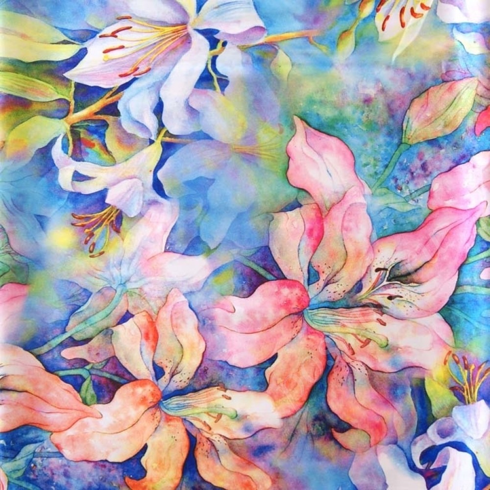 Принтованная атласная ткань с цветами